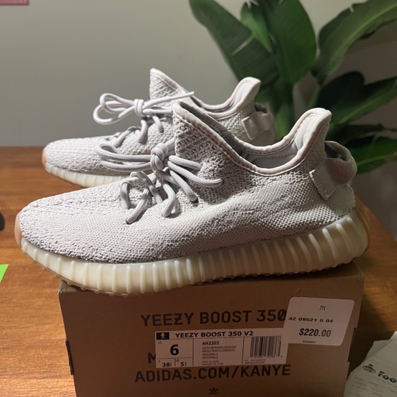 Yeezy 350 sesame size 6 like new - Picture 5 of 6